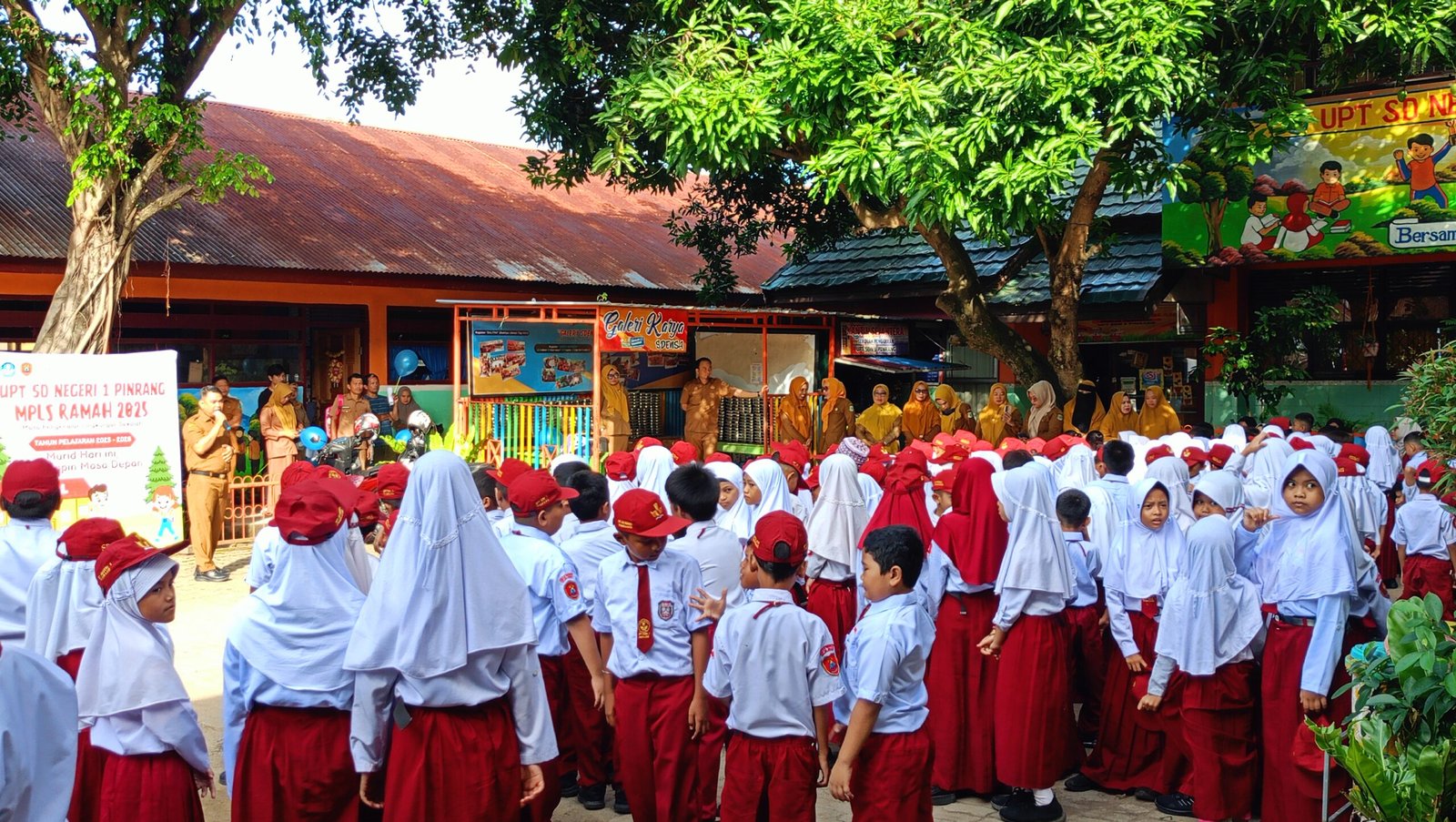UPT SDN 1 Pinrang menyambut tahun ajaran baru 2025/2026 dengan menggelar kegiatan Masa Pengenalan Lingkungan Sekolah (MPLS). Foto: Angindai.com
