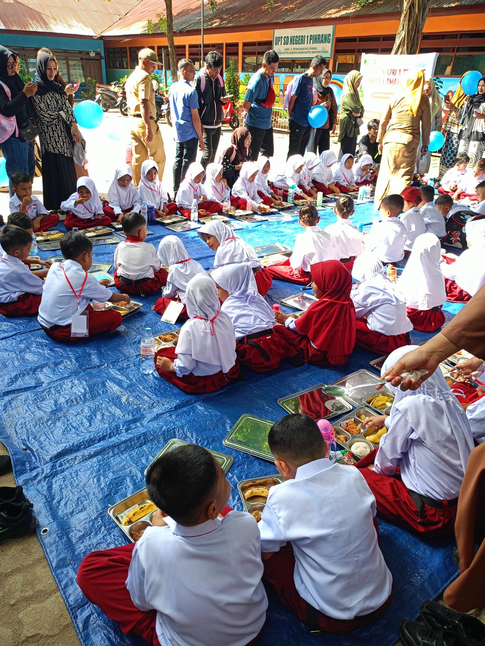 Makan bersama program makan bergizi gratis UPT SDN 1 Pinrang
