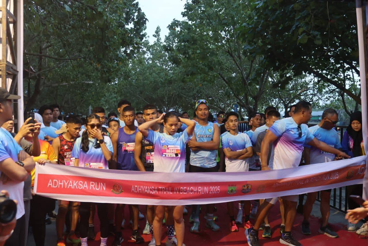 ratusan peserta Adhyaksa Trail In Beach Run 2025 yang digelar di Pantai Ammani, Kecamatan Mattiro Sompe, Minggu pagi (20/07/2025).