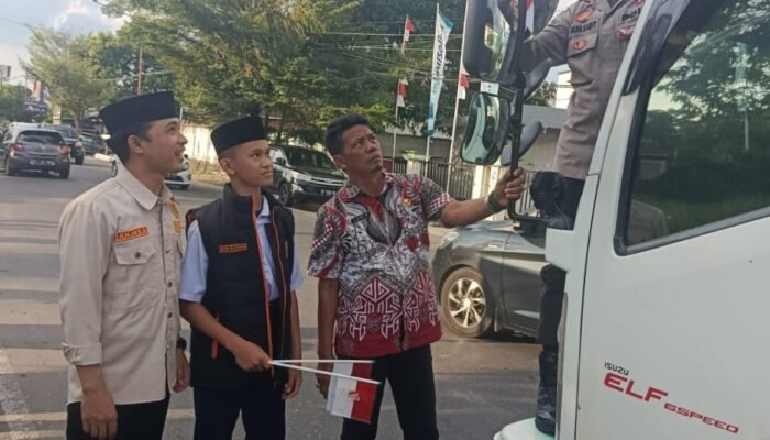 Polres Pinrang Bagikan Ratusan Bendera Merah Putih, Sambut Semarak HUT ke-80 RI