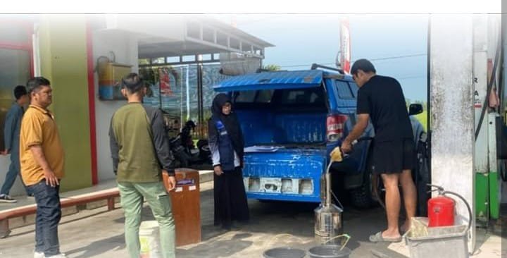 Pengujian Takaran Dispenser BBM di SPBU Palia Kecamatan Paleteang Kabupaten Pinrang oleh UML Disperindagem Kabupaten Pinrang - angindai.com