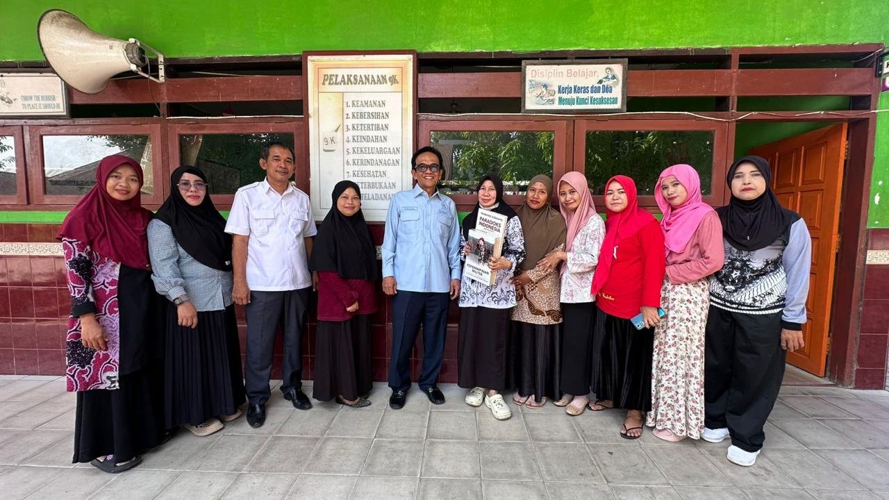 Anggota DPR RI La Tinro La Tunrung dari Fraksi Partai Gerindra melakukan kunjungan kerja di sekolah-sekolah di Kabupaten Pinrang, Sabtu (23/8/2025) - angindai.com