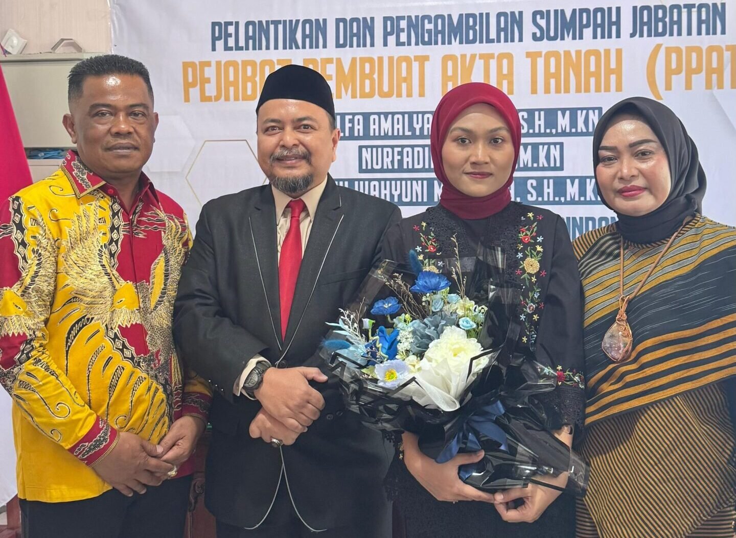 Ketua DPD II Golkar Pinrang, Usman Marham dan istri, saat mendampingi Ulfa Amalyah Usman, S.H., M.Kn, resmi dilantik sebagai Pejabat Pembuat Akta Tanah (PPAT) baru di Kabupaten Pinrang (angindai.com).