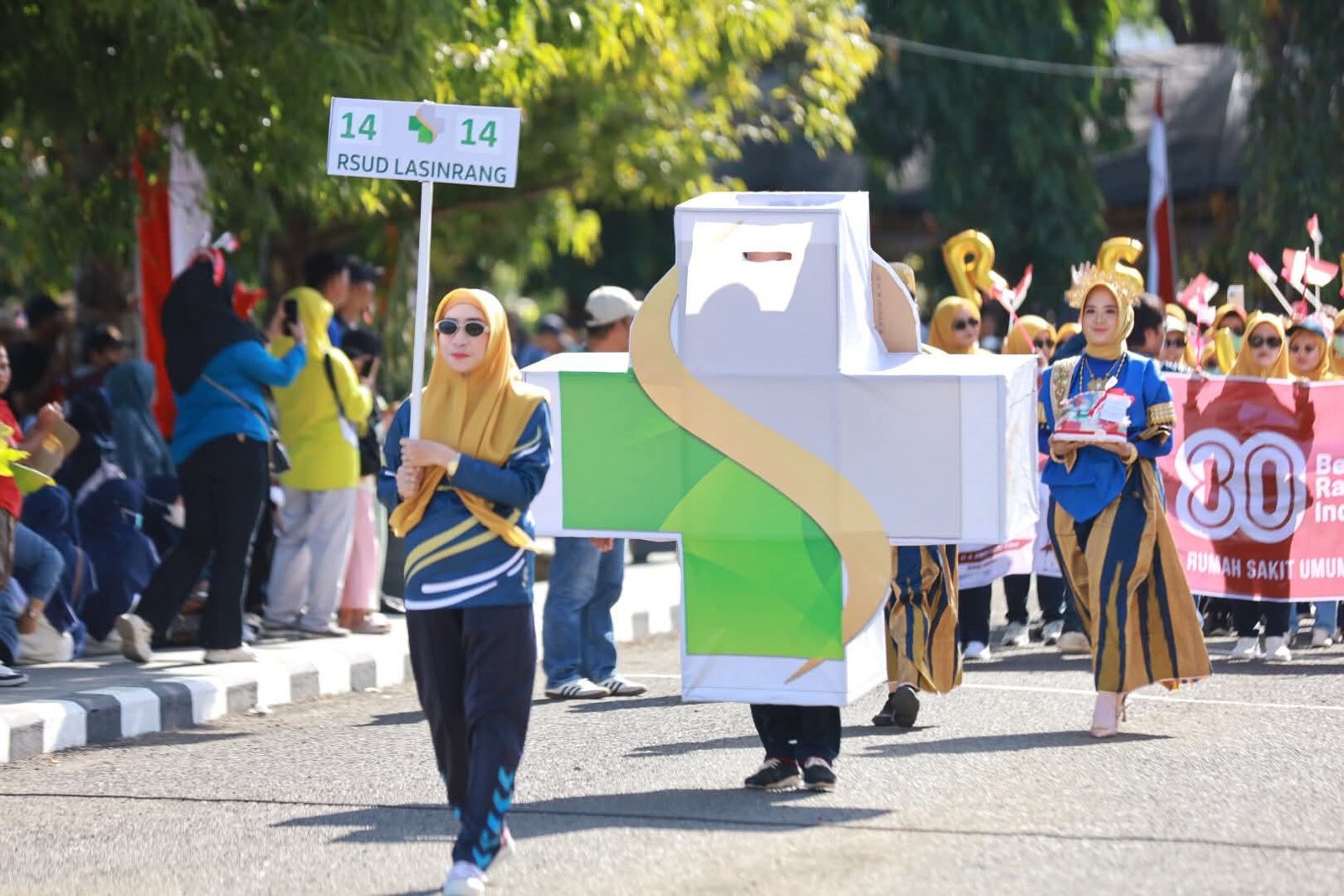 Rumah Sakit Umum Daerah (RSUD) Lasinrang Pinrang turut ambil bagian dalam pawai karnaval yang digelar di halaman Kantor Bupati Pinrang - angindai.com