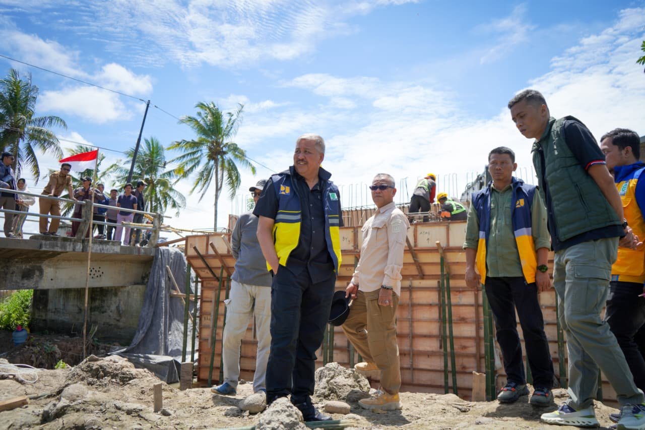 Bupati Irwan Hamid didampingi Kepala Badan Perencanaan Pembangunan, Riset dan Inovasi Daerah (Bapperida) H. A. Fahruddin Renreng serta Kepala Dinas Bina Marga, Cipta Karya dan Tata Ruang, Awaluddin Maramat, Kalaksana BPBD Pinrang Rhommy RM Manule (angindai.com)