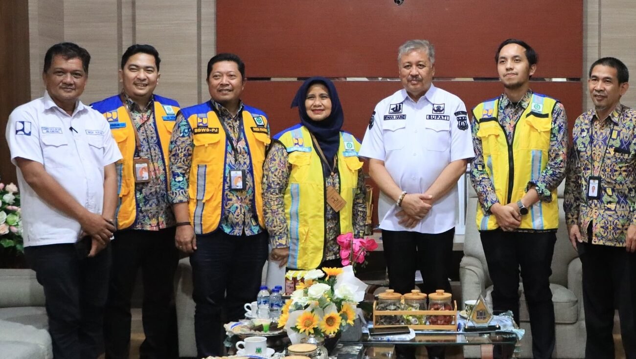 Sekretaris Dinas Sumber Daya Air dan Bina Konstruksi (SDABK) Kabupaten Pinrang, Muh Hasbi, mendampingi Bupati Pinrang, H.A. Irwan Hamid, S.Sos., saat menerima kunjungan kerja Kepala Subdirektorat Operasi Wilayah III Direktorat Irigasi dan Rawa, Direktorat Jenderal Sumber Daya Air Kementerian PUPR RI