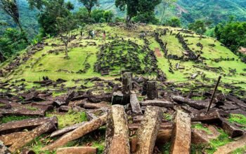 Jelajahi keindahan alam dan kekayaan budaya Jawa Barat melalui lima destinasi wisata populer yang sarat legenda, dari kisah Sangkuriang hingga misteri Situs Gunung Padang - angindai.com