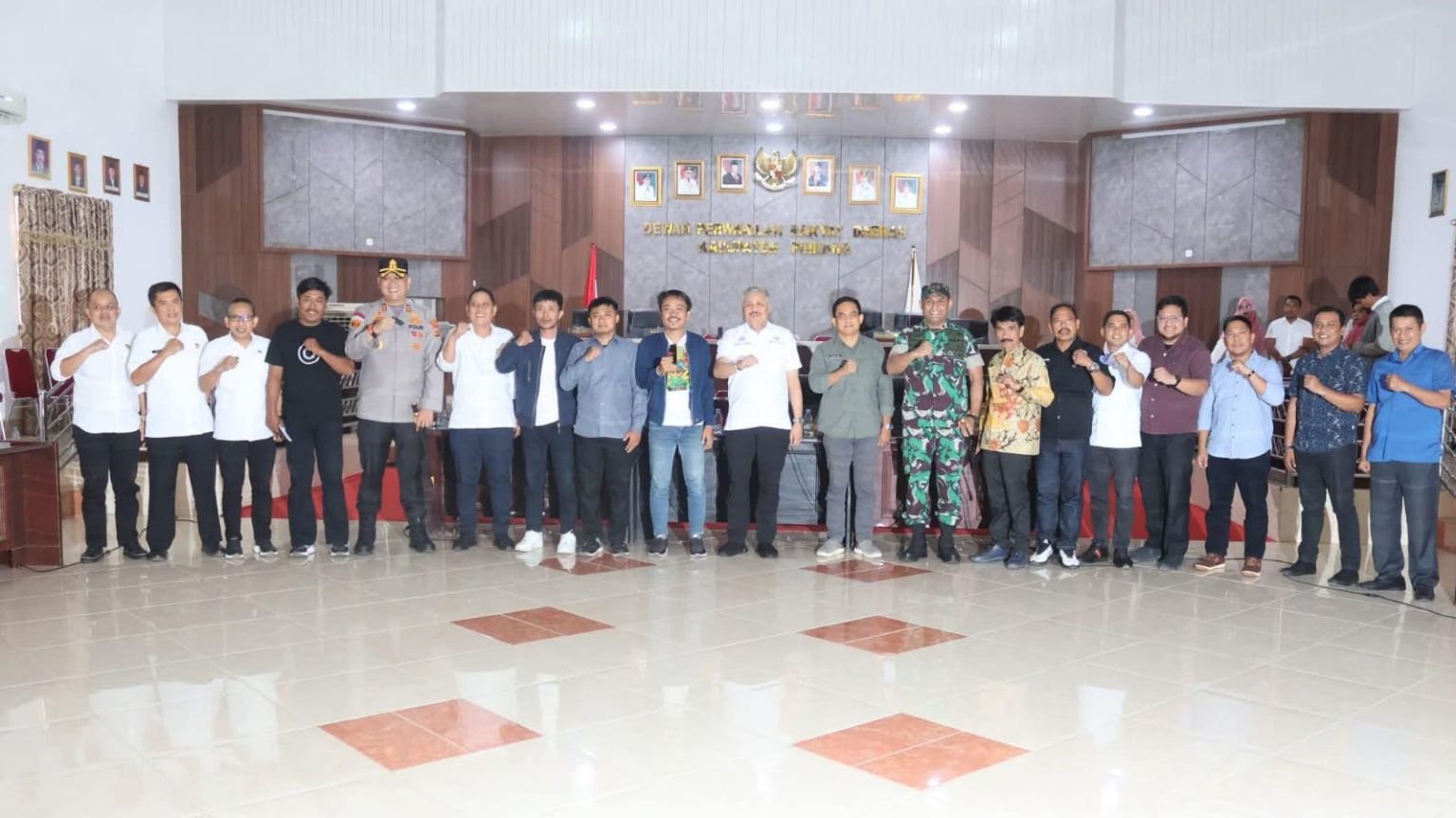 Pemkab Pinrang bersama DPRD menggelar Rapat Dengar Pendapat (RDP) dengan menghadirkan Koalisi Masyarakat Pinrang (Kompi) untuk mendengar langsung aspirasi dan masukan dari masyarakat di Ruang Rapat Paripurna DPRD Pinrang pada Rabu, 3 September 2025