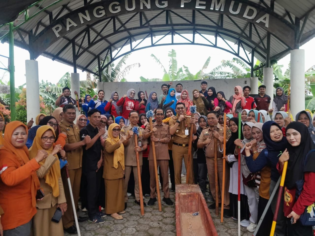 Kepala Dinas Pendidikan Pinrang, Andi Matjtja Moenta, hadiri pelatihan Mappadendang Toriolo di kantornya, 15 Juli 2025. Acara ini upaya pelestarian budaya Bugis - angindai.com