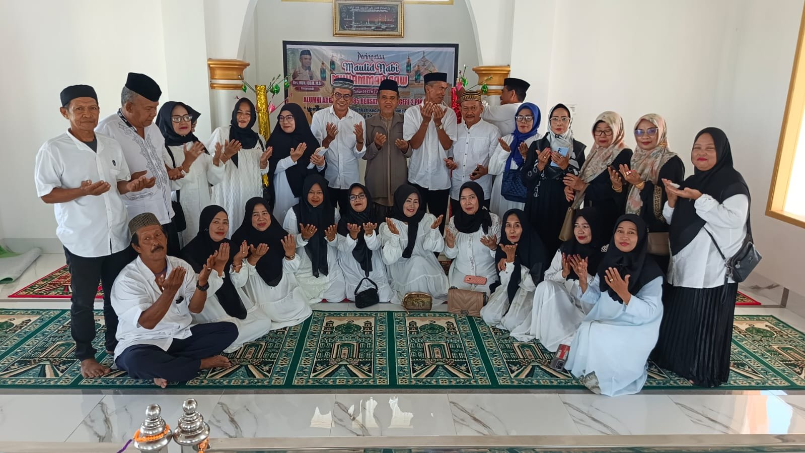 Alumni SMP Negeri 2 Pinrang angkatan 1985 sukses gelar Maulid Nabi Muhammad SAW di Mushollah Al Jamal, Parallai Kan Ni, Pinrang, Sulawesi Selatan - angindai.com