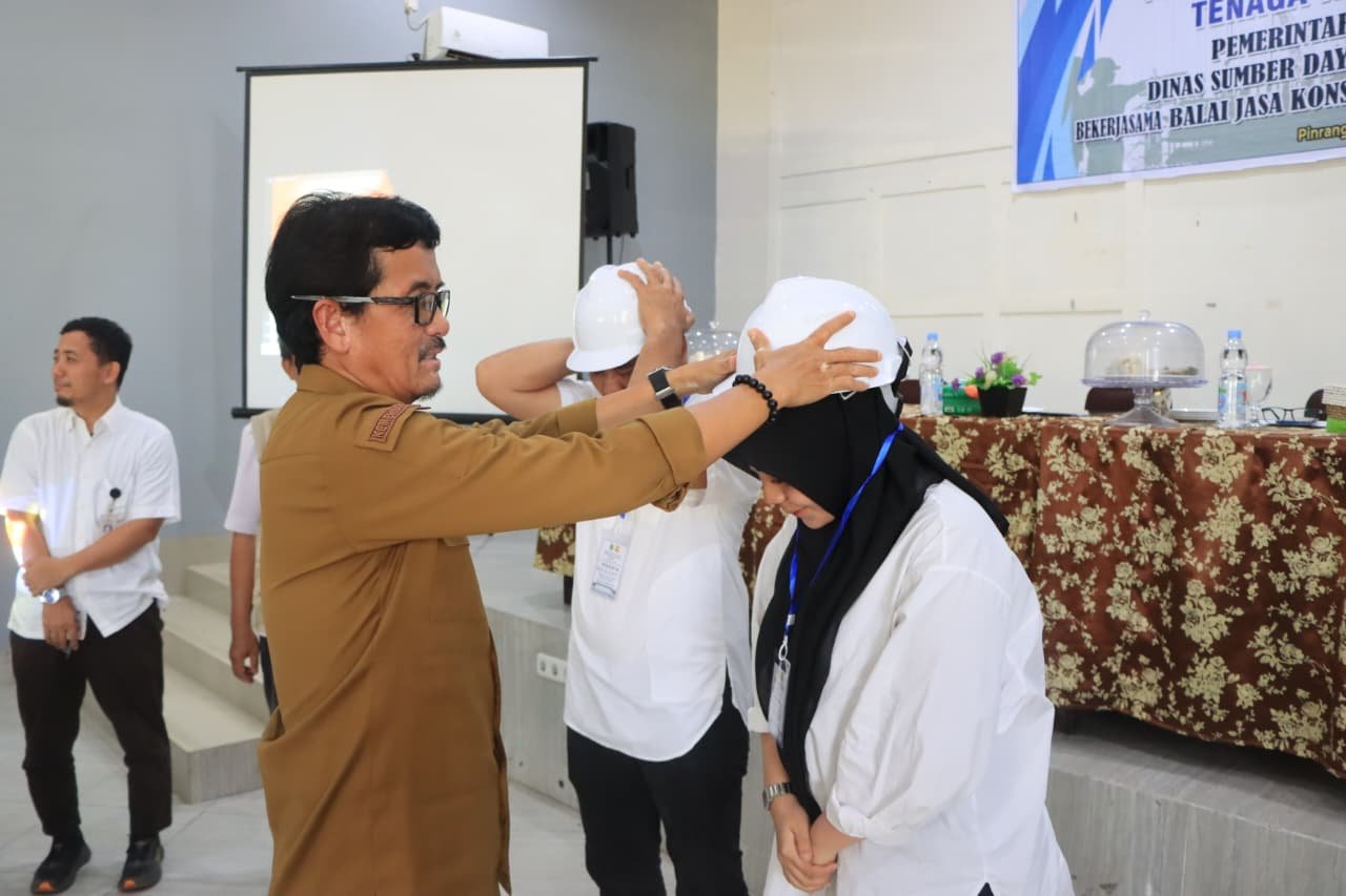 Sekda Pinrang A. Calo Kerrang buka pembekalan & uji sertifikasi tenaga konstruksi, tekankan kualitas pembangunan jangka panjang. - angindai.com