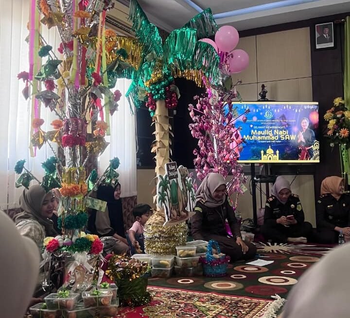 Kejaksaan Negeri Pinrang bersama IAD Daerah Pinrang sukses menggelar peringatan Maulid Nabi Muhammad SAW dengan pengajian, doa bersama, dan lomba hias Bura' pisang, memperkuat nilai keagamaan dan kebersamaan - angindai.com