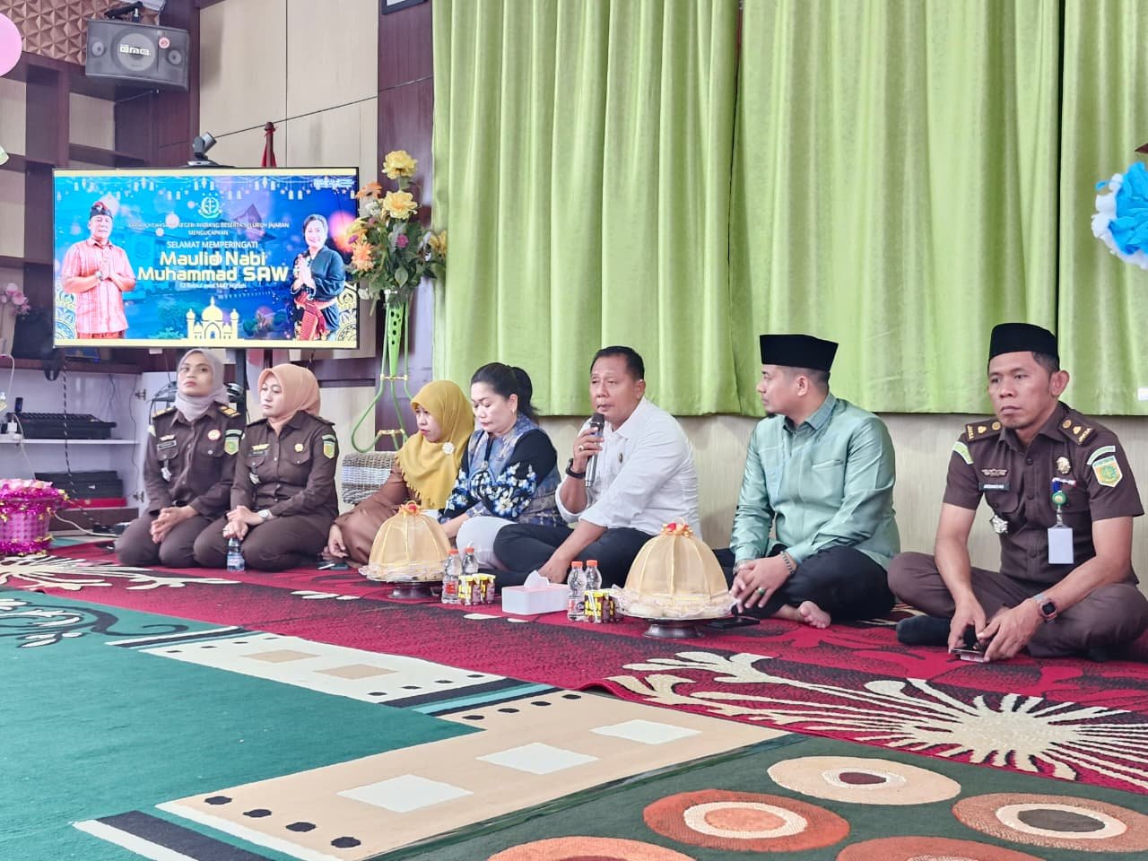 Kejaksaan Negeri Pinrang bersama IAD Daerah Pinrang sukses menggelar peringatan Maulid Nabi Muhammad SAW dengan pengajian, doa bersama, dan lomba hias Bura' pisang, memperkuat nilai keagamaan dan kebersamaan - angindai.com