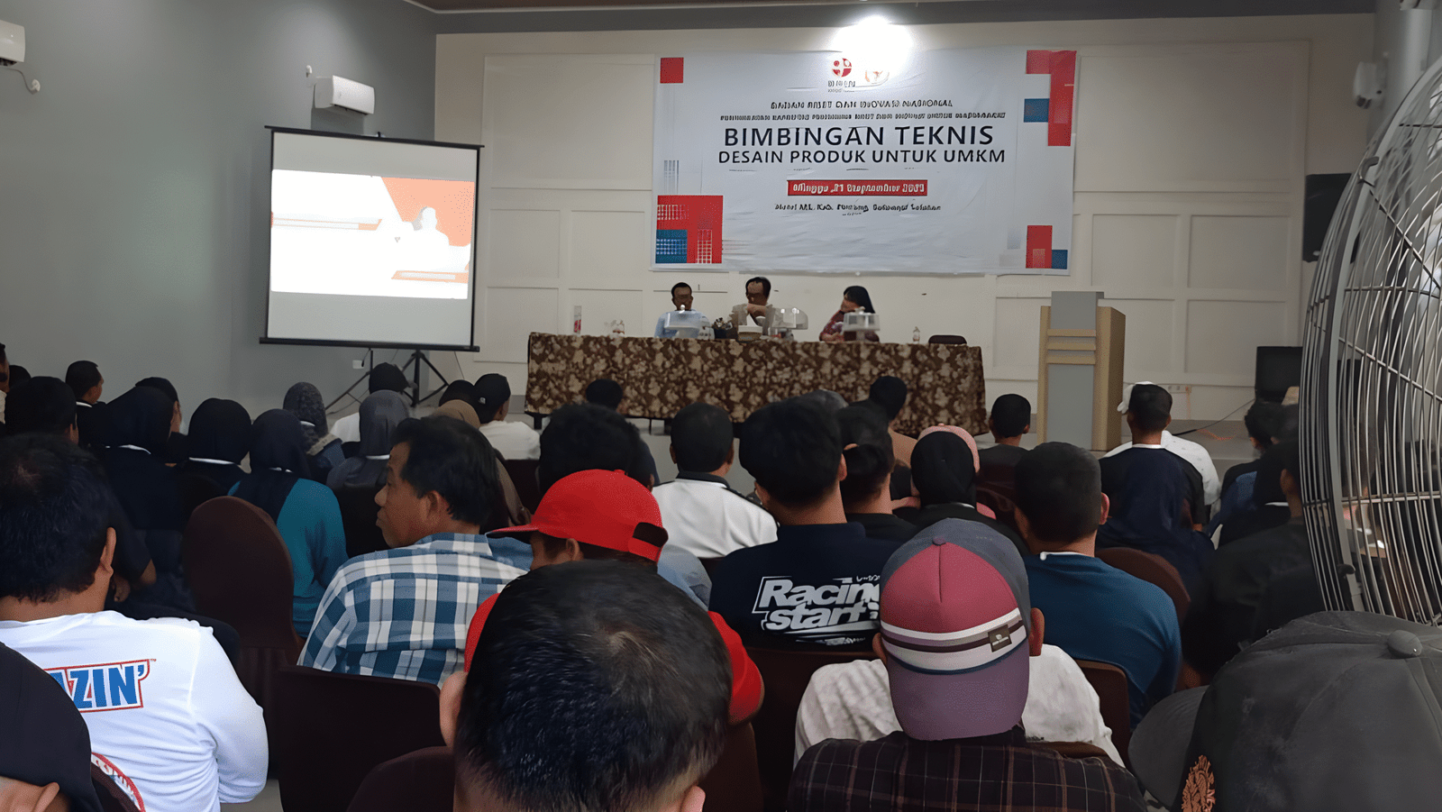 Anggota Komisi X DPR RI La Tinro La Tunrung menggelar bimbingan teknis desain produk untuk puluhan pelaku UMKM di Pinrang -angindai.com