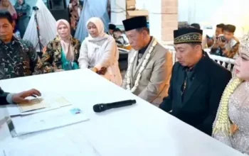 Pernikahan beda usia 50 tahun antara Kakek Tarman dan Shela Arika di Pacitan viral di media sosial. Mahar Rp 3 miliar dalam bentuk cek - angindai.com