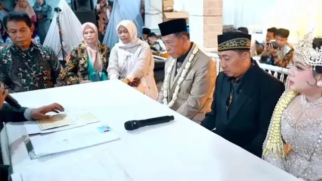 Pernikahan beda usia 50 tahun antara Kakek Tarman dan Shela Arika di Pacitan viral di media sosial. Mahar Rp 3 miliar dalam bentuk cek - angindai.com
