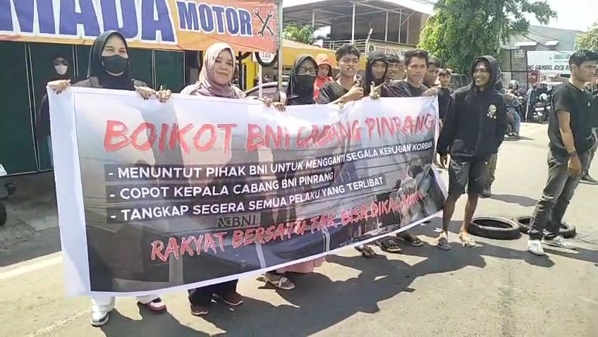 Nasabah BNI Pinrang korban kredit fiktif melakukan aksi unjuk rasa di kantor BNI Cabang Pinrang - angindai.com