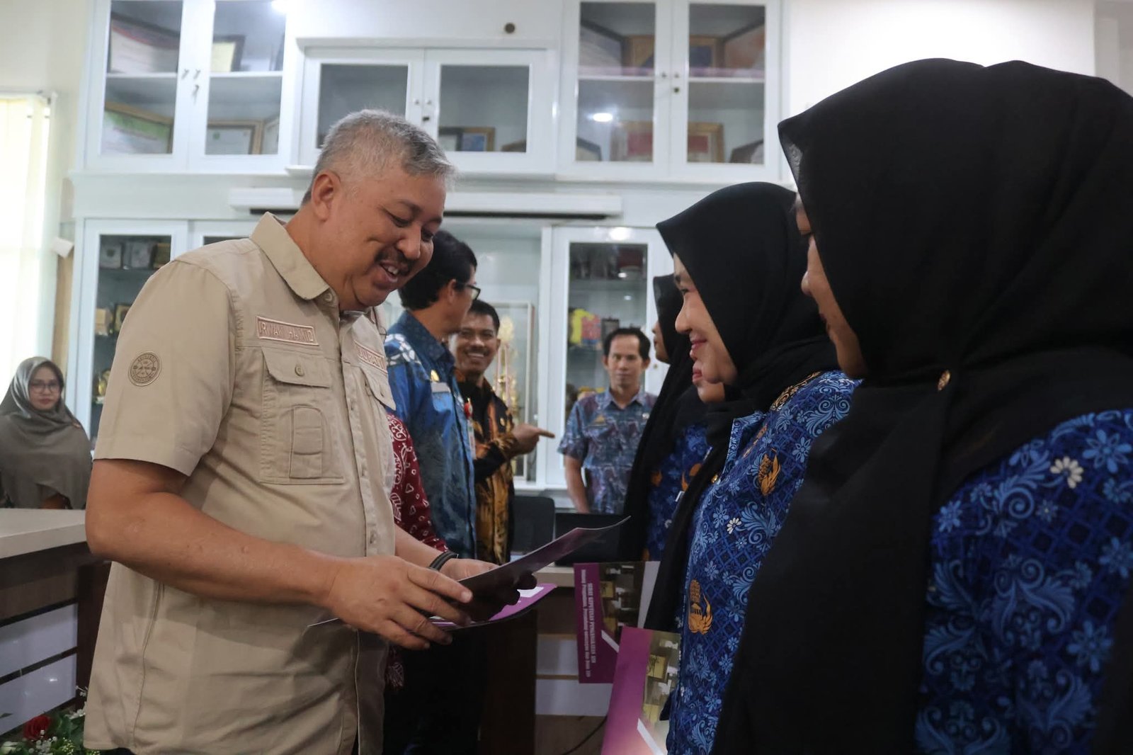 Bupati Pinrang H. A. Irwan Hamid serahkan SK CPNS dan PPPK Tahap II Tahun 2025, menekankan dedikasi ASN untuk reformasi birokrasi dan peningkatan kualitas pelayanan publik di Pinrang - angindai.com