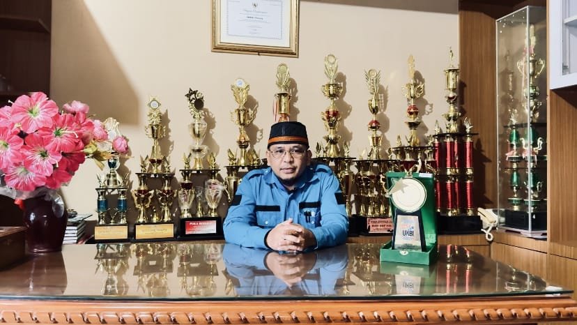 Kepala SMAN 1 Pinrang, Ahmad, S.Pd., M.Pd., menyatakan kebanggaannya atas perubahan besar yang dibawa oleh UKBI - angindai.com