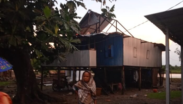 21 Rumah Rusak Diterjang Angin Kencang, BPBD Pinrang Salurkan Bantuan