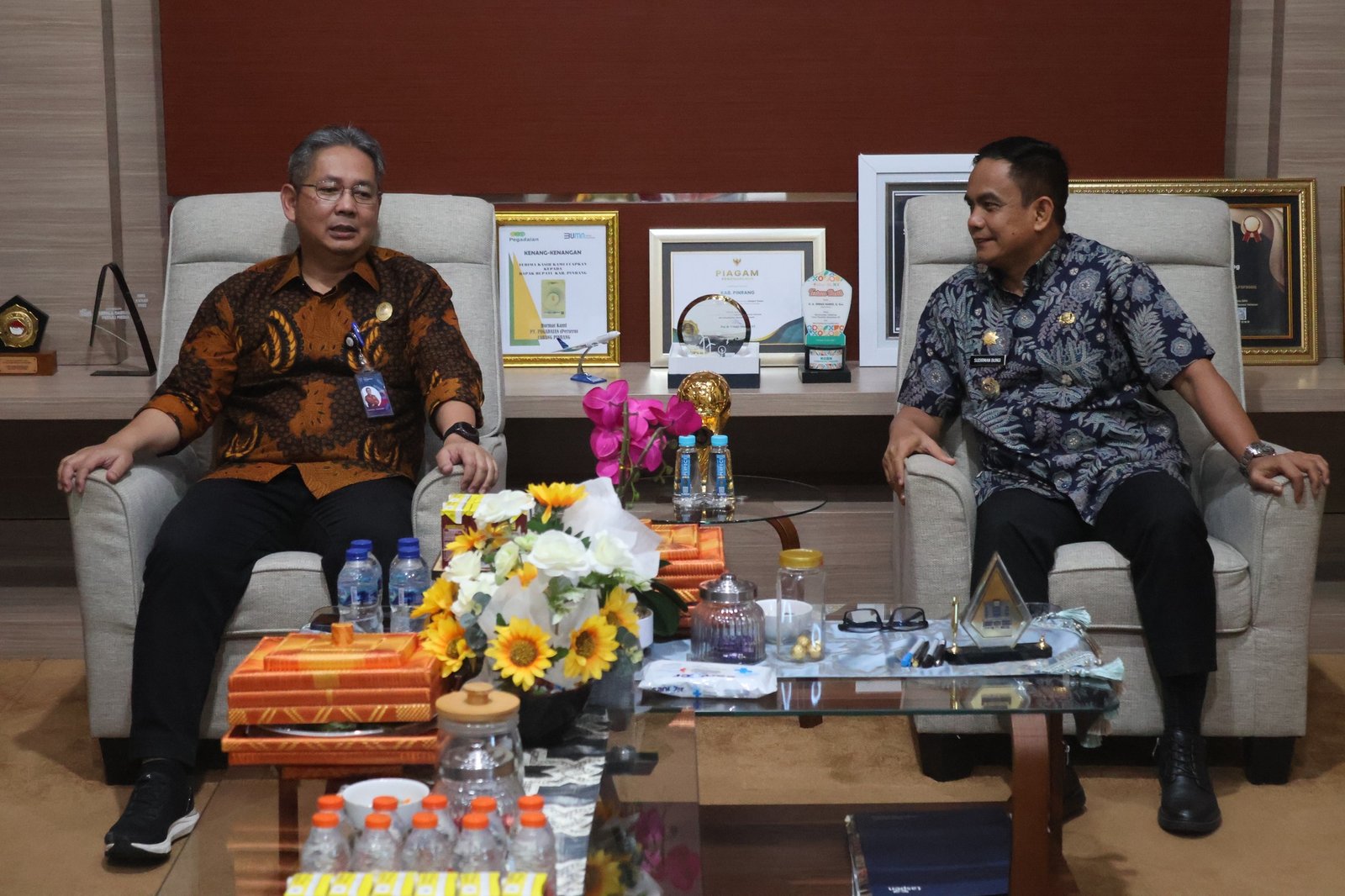 Kunjungan kerja Kepala Kantor Regional BKN Makassar, Nanang Subandi, bersama jajaran, diterima langsung oleh Wakil Bupati Pinrang, Sudirman Bungi, S.IP., M.Si., di ruang kerja Bupati Pinrang, Kamis (9/10) - angindai.com