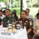Bupati Pinrang Andi Irwan Hamid dampingi Plt Kadis SDABK ikuti vicon dengan Kasad Jenderal TNI Maruli Simanjuntak, membahas pengairan pertanian terpusat di Pinrang, Kamis (13/11/2025).