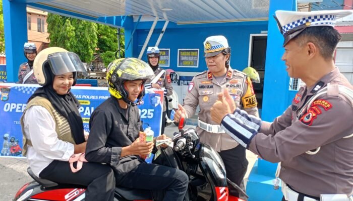 Operasi Zebra Pallawa di Pinrang, Petugas Bagikan Helm dan Coklat ke Pengendara