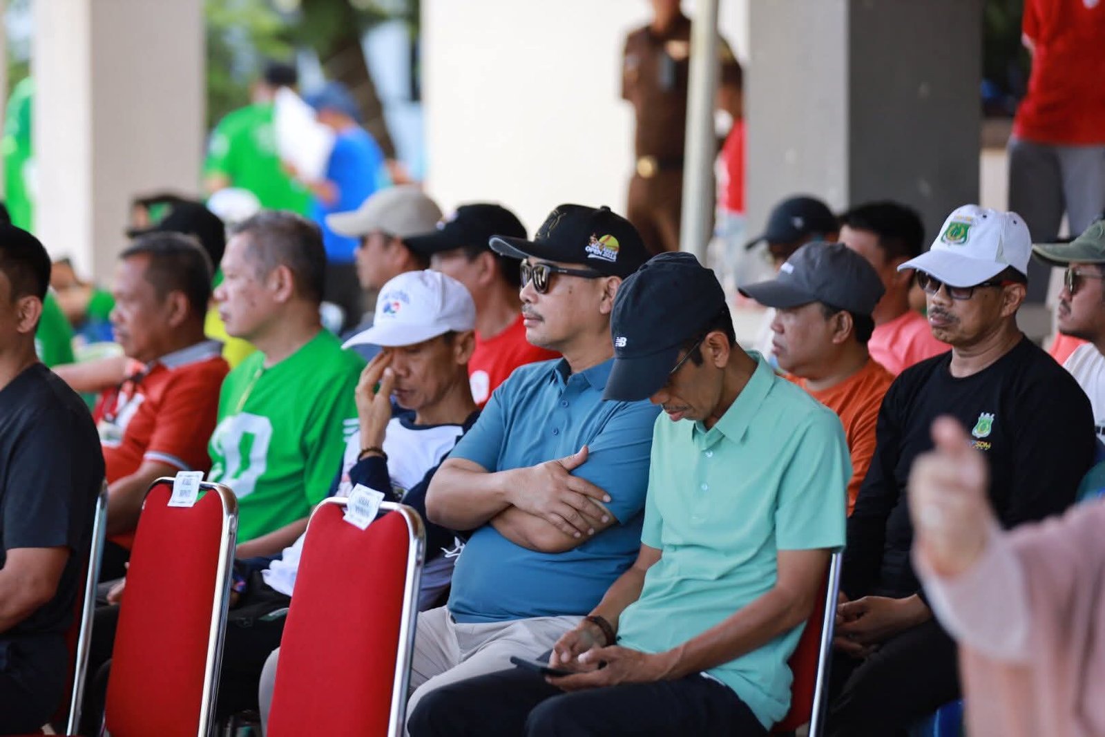 Kepala BKPSDM Pinrang, Abd Rahman tampil langsung memimpin Tim Devile. Dengan komando penuh wibawa, ia memandu barisan BKPSDM Pinrang untuk tampil kompak dan percaya diri sepanjang rute devile