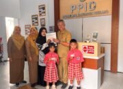 Momentum Hari Guru, Disdukcapil Pinrang Hadiahkan Kartu Identitas Anak bagi Pelajar