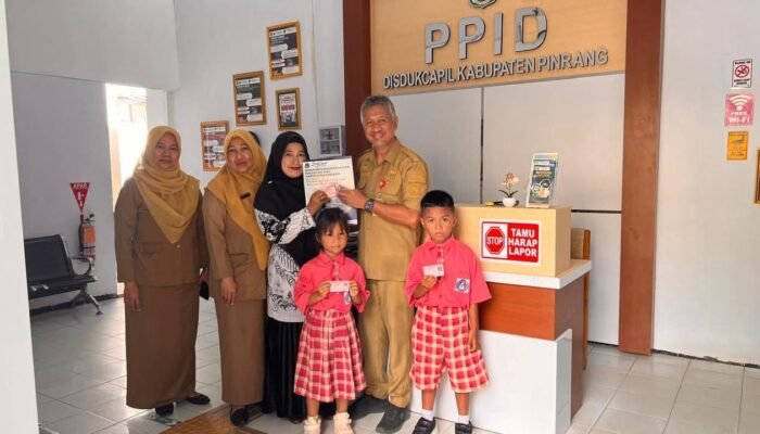 Momentum Hari Guru, Disdukcapil Pinrang Hadiahkan Kartu Identitas Anak bagi Pelajar