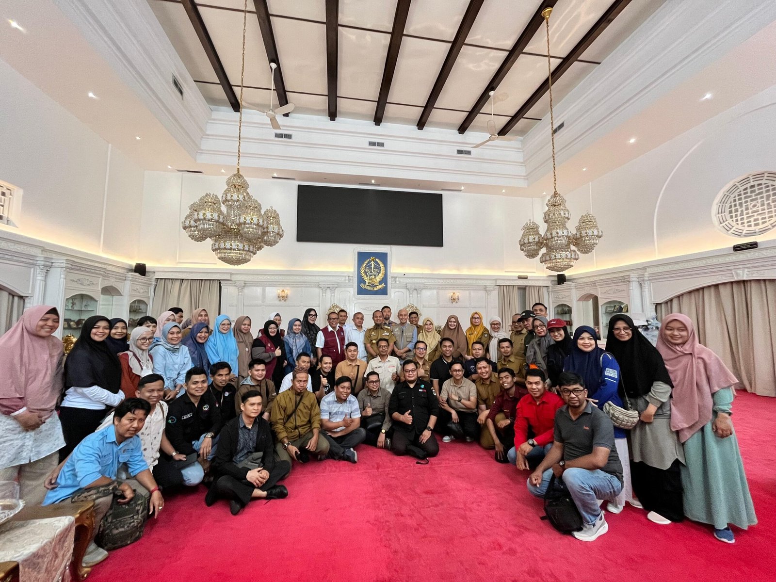 Gubernur Sulawesi Selatan, Andi Sudirman Sulaiman, secara resmi melepas tim medis relawan yang akan bertugas dalam misi kemanusiaan untuk korban bencana banjir di Kabupaten Aceh Tamiang, Provinsi Aceh