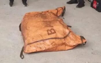 Tim SAR gabungan menemukan satu korban pesawat ATR 42-500 di Gunung Bulusaraung, Pangkep. Jenazah kini dalam proses evakuasi menuju posko Tompo Bulu