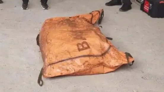 Tim SAR gabungan menemukan satu korban pesawat ATR 42-500 di Gunung Bulusaraung, Pangkep. Jenazah kini dalam proses evakuasi menuju posko Tompo Bulu