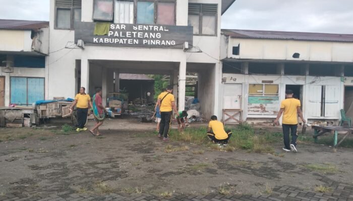 Polres Pinrang Gelar Korve Massal di Kawasan Penduduk Pasar Guna Wujudkan Gerakan Indonesia Bersih