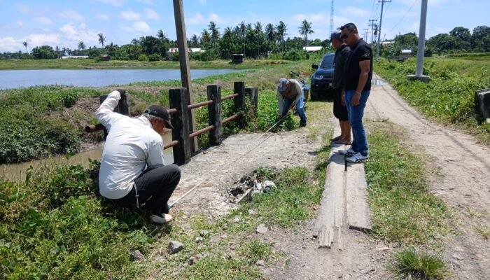 Perjuangkan Aspirasi Petani, Karno Anggota DPRD Kawal Perbaikan Jembatan Vital di Lanrisang