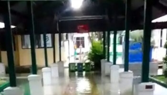 RSUD Lasinrang Pinrang Evakuasi Puluhan Pasien Akibat Terendam Banjir