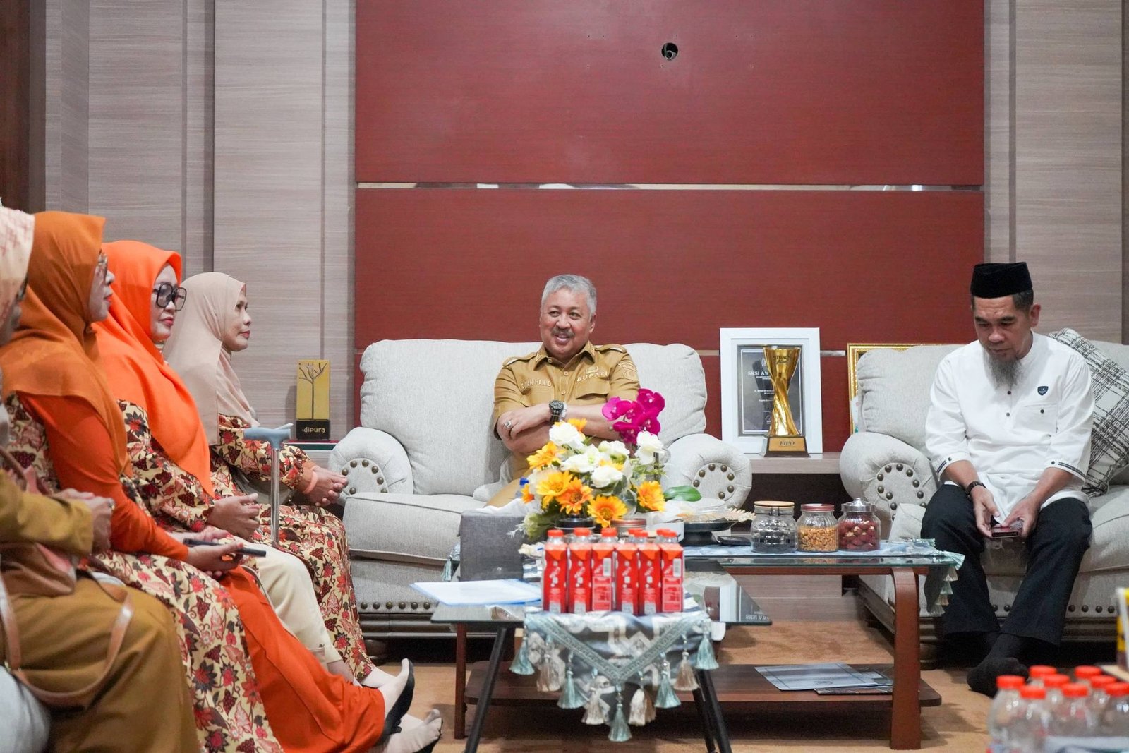 Bupati Pinrang Andi Irwan Hamid menerima audiensi dari KPP Pratama Parepare, Pengurus Aisyiyah Pinrang, dan BPJS Ketenagakerjaan untuk membahas sinergi program daerah