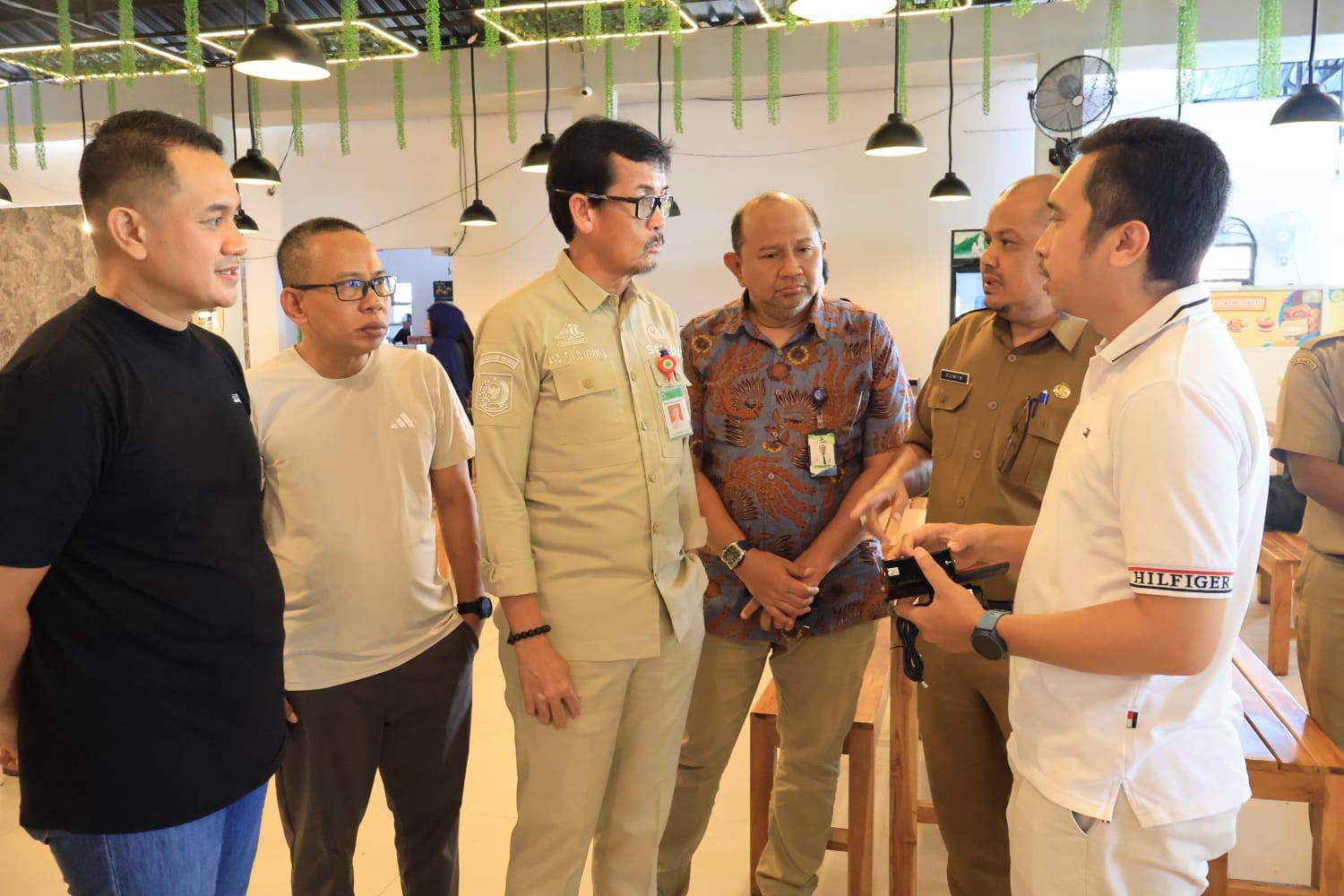 Pemkab Pinrang memasang alat rekam transaksi non-tunai di Resto Mie Santri untuk meningkatkan transparansi pajak dan memaksimalkan Pendapatan Asli Daerah (PAD)
