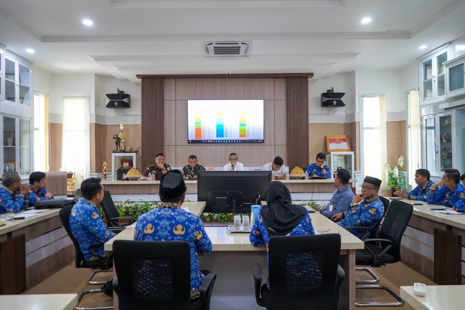 Wakil Bupati Pinrang Sudirman Bungi memimpin High Level Meeting TPID untuk memitigasi kelangkaan dan lonjakan harga bahan pokok menjelang Idul Adha 1447 H