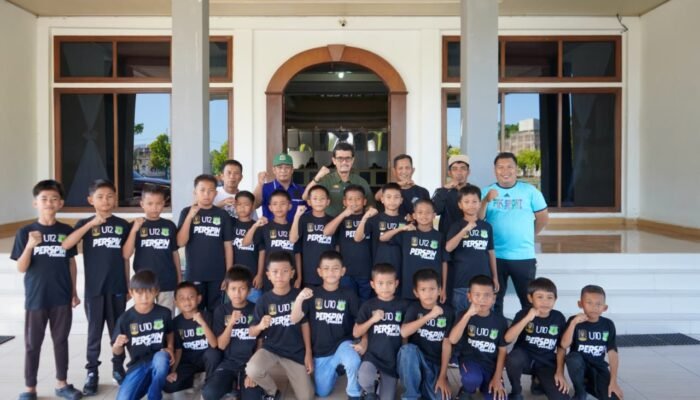 Sekda Pinrang Lepas Tim Sepak Bola Anak ke Piala Presiden di Makassar