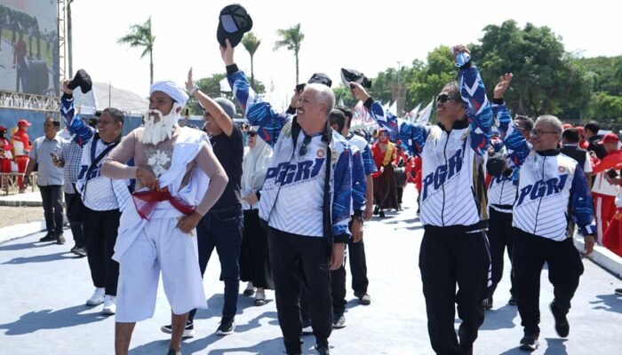 Bupati Irwan Hamid Pimpin Langsung Defile Kontingen Pinrang di Porsenijar PGRI Sulsel