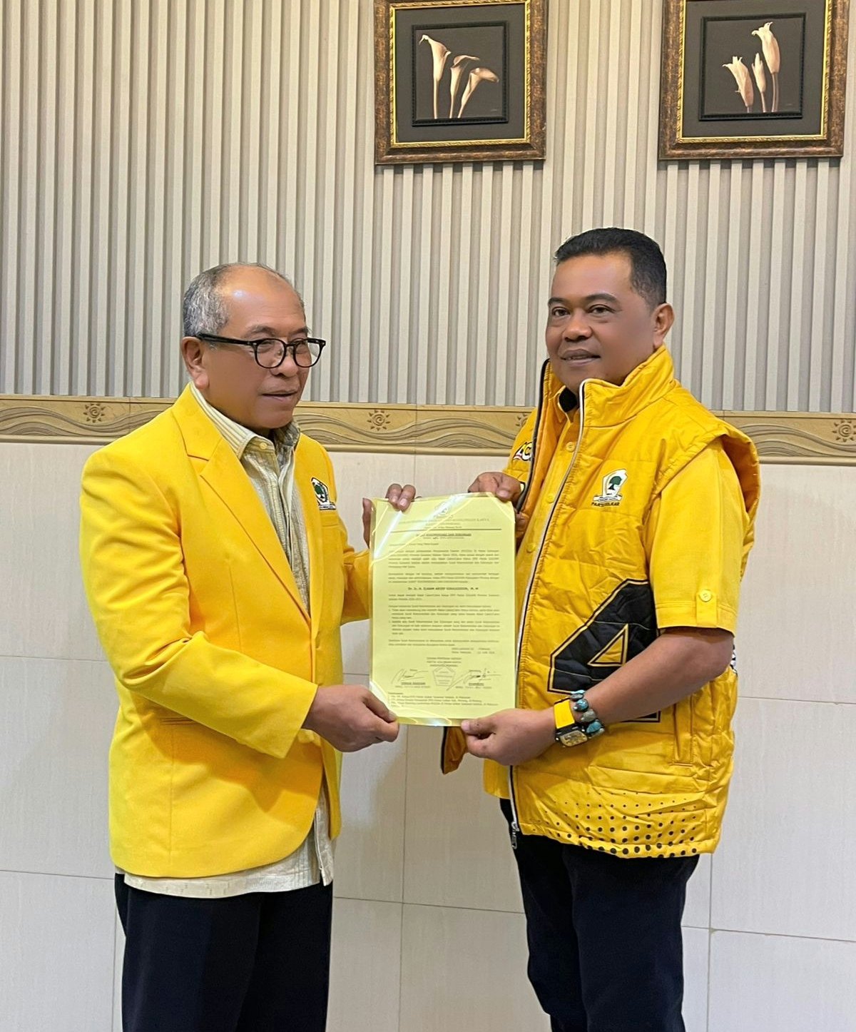 Ketua DPD II Golkar Pinrang, Usman Marham saat menyerahkan rekomendasi dukungan kepada Ilham Arief Sirajuddin (IAS) untuk Musda Golkar Sulsel