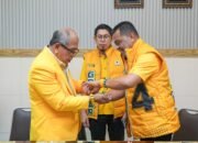 Dukung IAS Musda Golkar Sulsel, Usman Marham Berikan Gelang Kura-kura Kuning