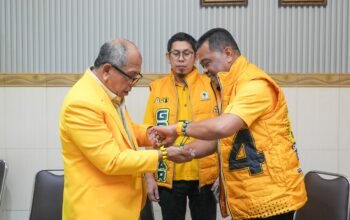 Dukung IAS Musda Golkar Sulsel, Usman Marham Berikan Gelang Kura-kura Kuning