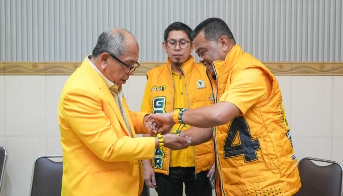 Dukung IAS Musda Golkar Sulsel, Usman Marham Berikan Gelang Kura-kura Kuning