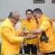 Dukung IAS Musda Golkar Sulsel, Usman Marham Berikan Gelang Kura-kura Kuning