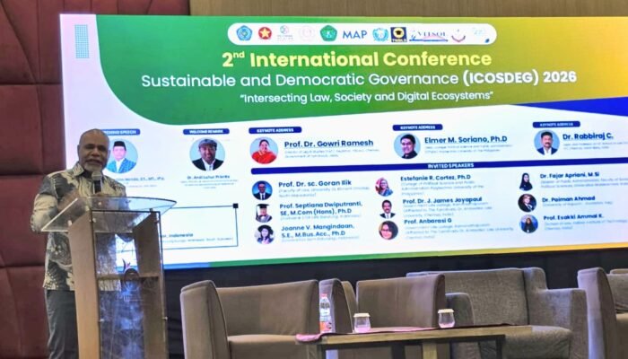 Mahasiswa S3 Unhas, Deinas Geley Bicara Rekonfigurasi Tata Kelola Sumber Daya Alam Papua di Konferensi Internasional