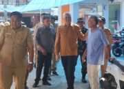 Bupati Pinrang Irwan Hamid memimpin operasi pasar di Pasar Sentral untuk memastikan harga bahan pokok tetap stabil menjelang Hari Raya Idul Adha
