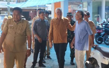 Bupati Pinrang Irwan Hamid memimpin operasi pasar di Pasar Sentral untuk memastikan harga bahan pokok tetap stabil menjelang Hari Raya Idul Adha