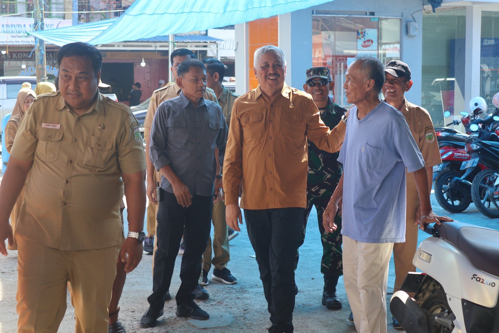 Bupati Pinrang Irwan Hamid memimpin operasi pasar di Pasar Sentral untuk memastikan harga bahan pokok tetap stabil menjelang Hari Raya Idul Adha